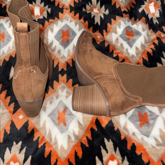 Universal Thread Tan Heeled Boots - Picture 4 of 5